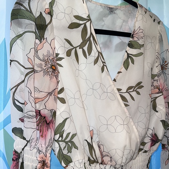 Guess Long Sleeve Blouse Women’s Size Small V Neck Ruched Crop Shirt - Picture 3 of 15